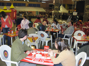 Participantes tomando algo en una de las casetas de la feria